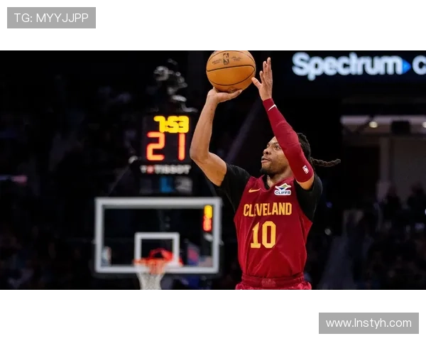 NBA大心脏!里夫斯侧翼三分命中拉近比分展现冷静关键时刻表现