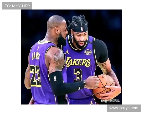 老队友默契配合濃眉果断分球助拉塞尔轻松命中三分